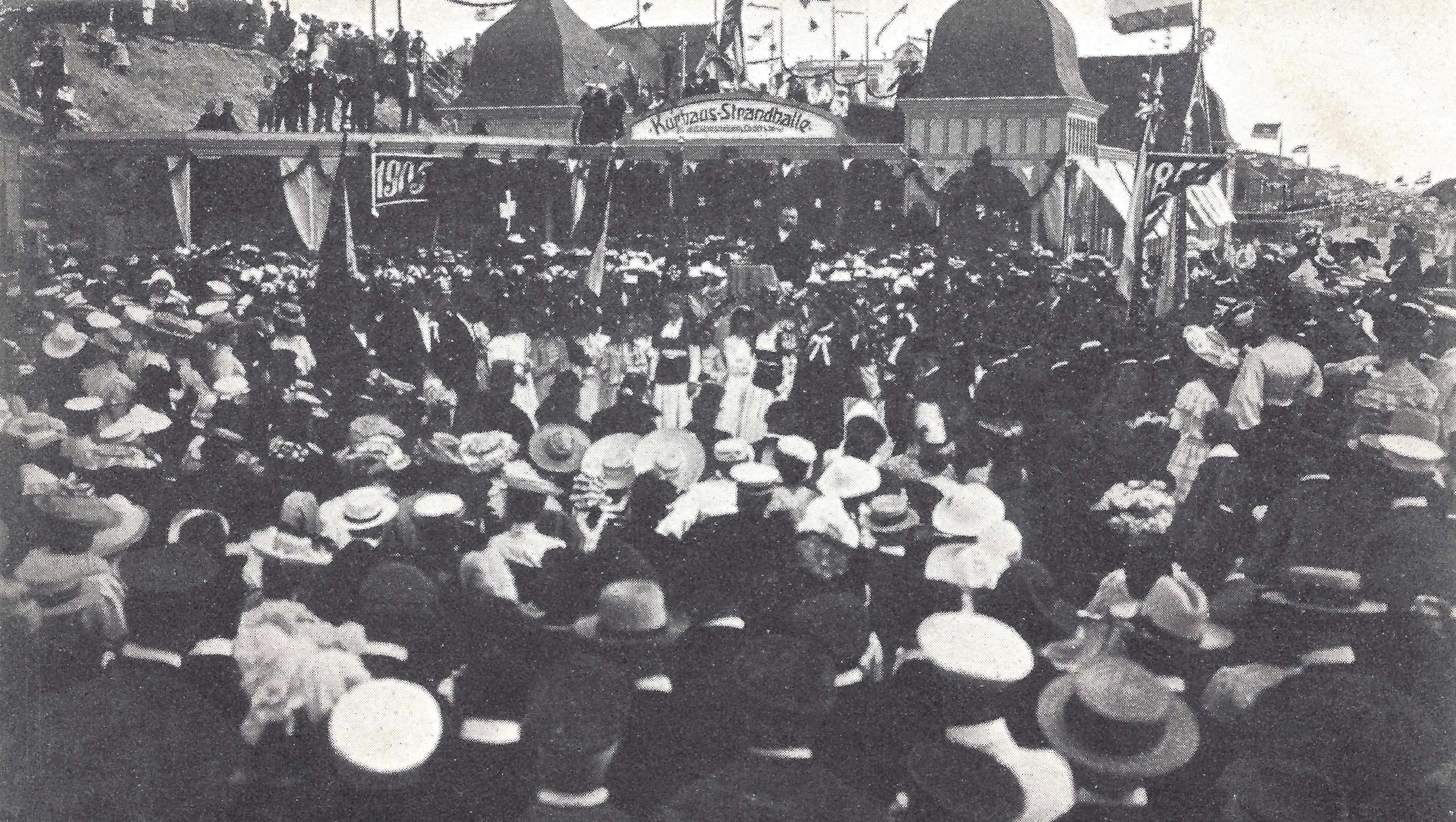 Foto von der 50-Jahr-Feier zur Ernennung von Westerland zum Nordseebad, 1905 auf der Promenade von Westerland